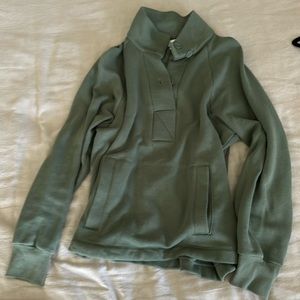 Green buttoned Pullover sweatshirt with kangaroo pocket